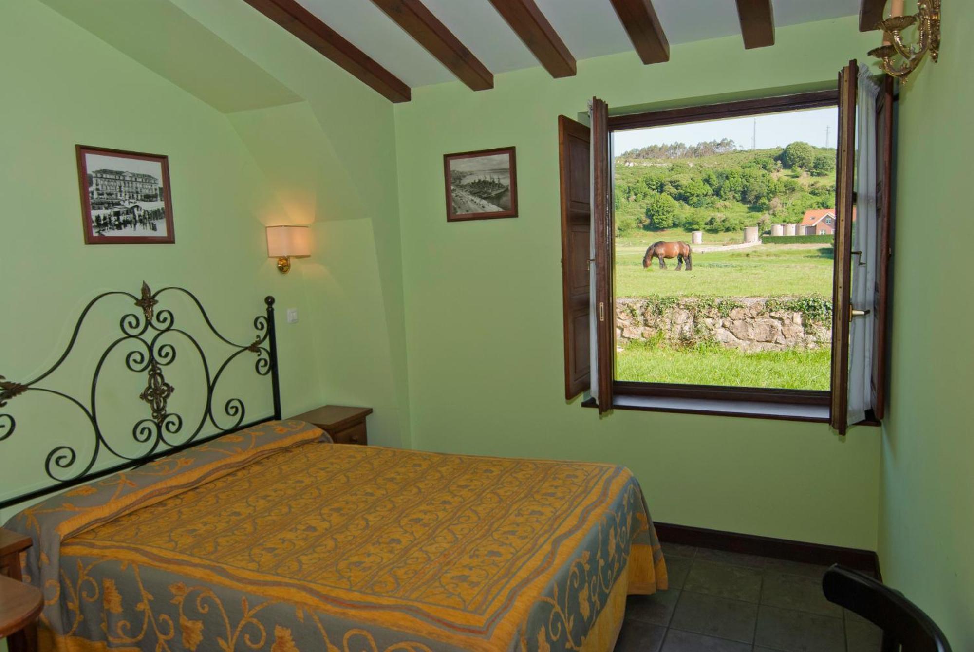 Posada La Roblera Guest House โอเรญา ภายนอก รูปภาพ